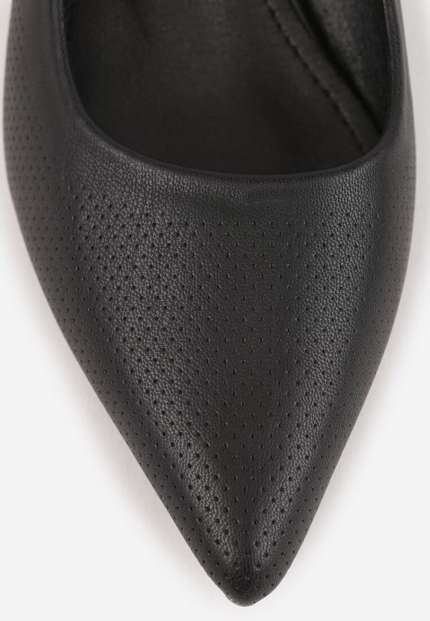 Renee - Czarne Sandały Vices na Słupkowym Obcasie z Ozdobną PerforacjąTelarelle. Okazja: na co dzień. Nosek buta: szpiczasty. Kolor: czarny. Materiał: jeans. Obcas: na obcasie. Styl: casual. Wysokość obcasa: średni