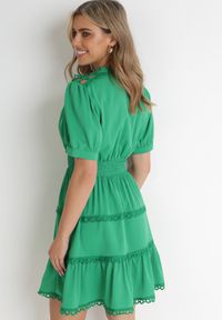 Born2be - Zielona Rozkloszowana Sukienka Mini z Gumkami w Pasie z Koronkowymi Wstawkami Dalera. Kolor: zielony. Materiał: koronka. Sezon: wiosna, lato. Długość: mini #3
