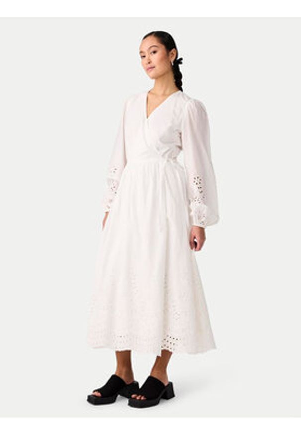 YAS Sukienka codzienna Luma 26032685 Biały Regular Fit. Okazja: na co dzień. Kolor: biały. Materiał: bawełna. Typ sukienki: proste. Styl: casual