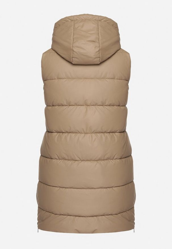 Born2be - Beżowa Pikowana Kamizelka z Kapturem na Suwak i Napy Timella. Okazja: na co dzień, na spacer. Typ kołnierza: kaptur. Kolekcja: plus size. Kolor: beżowy. Materiał: jeans, tkanina. Wzór: aplikacja. Styl: klasyczny, casual, elegancki