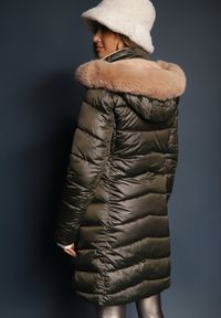 Renee - Ciemnozielona Dwustronna Kurtka Płaszcz z Klasycznym Pikowaniem i Kapturem z Futerkiem Nuncos. Kolor: zielony. Materiał: futro. Wzór: aplikacja. Styl: klasyczny #5