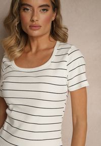 Renee - Biała Dopasowana Sukienka z Bawełny z Motywem Pasków Ralessa. Okazja: na co dzień. Kolor: biały. Materiał: bawełna. Wzór: paski. Typ sukienki: proste. Styl: klasyczny, casual