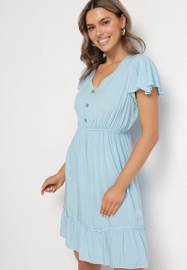 Born2be - Niebieska Rozkloszowana Bawełniana Sukienka z Guzikami i Falbanami Natinema. Okazja: na co dzień. Typ kołnierza: dekolt w serek. Kolor: niebieski. Materiał: bawełna. Sezon: lato. Styl: casual