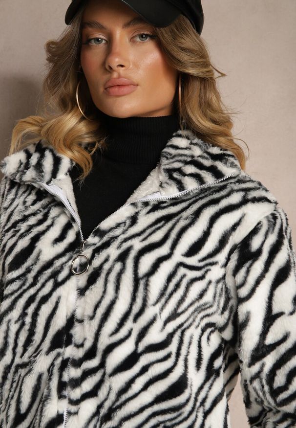 Renee - Biała Kurtka Futerko w Zebrowy Print ze Ściągaczem i Kieszeniami Felremi. Kolor: biały. Materiał: futro. Wzór: nadruk