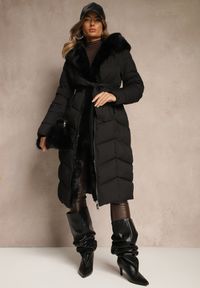 Renee - Czarna Kurtka z Pikowanymi Przeszyciami Futerkiem i Paskiem Serapella. Okazja: na spacer, na imprezę. Kolor: czarny. Materiał: futro #4