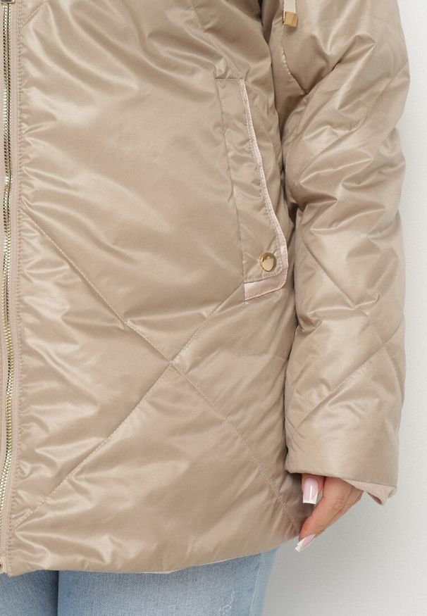 Born2be - Beżowa Kurtka z Odpinanym Kapturem i Ozdobnym Pikowaniem Xalseli. Okazja: na co dzień, na spacer. Kolekcja: plus size. Kolor: beżowy. Materiał: jeans. Styl: klasyczny, casual, elegancki