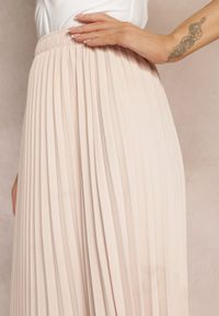 Renee - Beżowa Asymetryczna Spódnica z Gumką w Talii z Plisowanej Tkaniny Tamilee. Kolor: beżowy. Materiał: tkanina #3