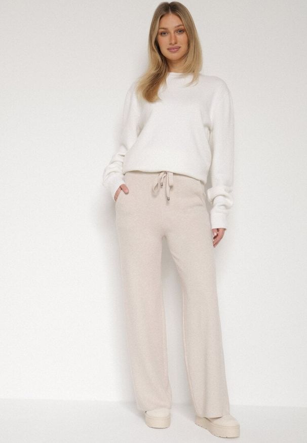 Born2be - Jasnobeżowe Dzianinowe Spodnie o Szerokim Kroju ze Sznurkami Melatusa. Okazja: na co dzień. Stan: podwyższony. Kolor: beżowy. Materiał: dzianina. Styl: klasyczny, casual, elegancki