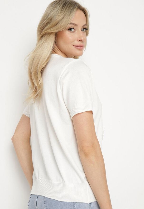 Born2be - Biały T-shirt Ozdobiony Naszywkami Perełkami i Cyrkoniami Karavia. Okazja: na co dzień, na spacer. Kolor: biały. Materiał: jeans. Wzór: aplikacja. Styl: klasyczny, casual