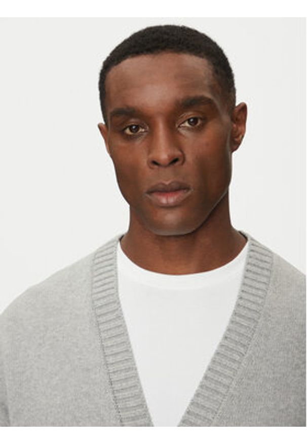 Guess Jeans Kardigan M5RR31 Z3HM1 Szary Regular Fit. Kolor: szary. Materiał: bawełna