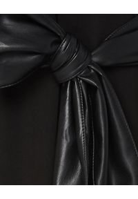 NANUSHKA - Czarna sukienka Leila. Okazja: na imprezę, do pracy. Kolor: czarny. Materiał: dzianina, materiał. Styl: klasyczny, elegancki. Długość: maxi #5