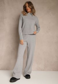 Renee - Szary Komplet z Prążkowanej Dzianiny Spodnie Wide Leg i Sweter ze Stójką Feniria. Kolor: szary. Materiał: dzianina, prążkowany