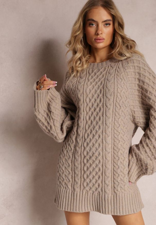 Renee - Ciemnobeżowy Długi Sweter Ozdobiony Drobnym Splotem Killoe. Kolor: beżowy. Materiał: jeans. Długość: długie. Wzór: aplikacja, ze splotem