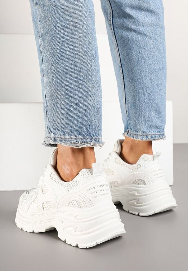 Renee - Białe Sneakersy na Platformie z Tłoczeniem i Geometrycznym Wzorem Melvila. Kolor: biały. Materiał: jeans. Wzór: geometria. Obcas: na platformie