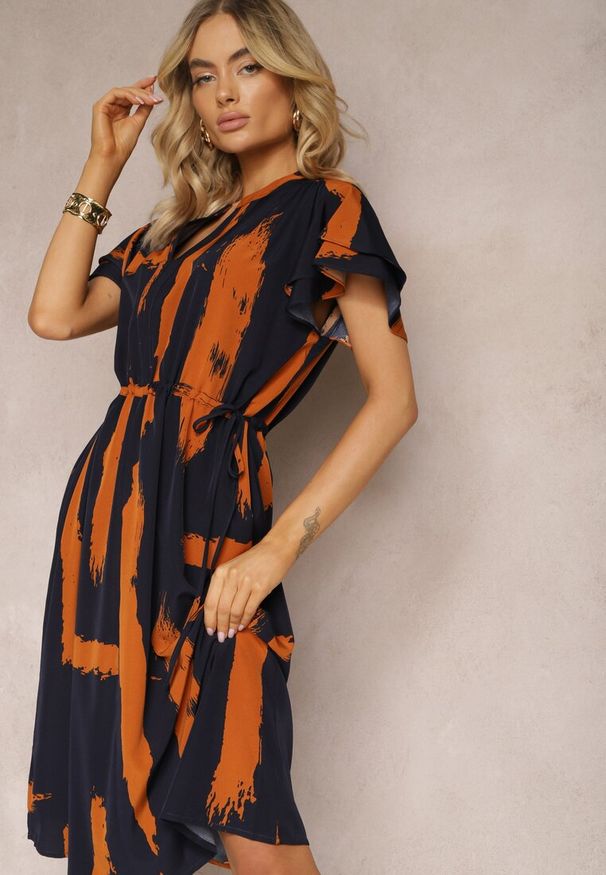 Renee - Granatowa Pudełkowa Sukienka z Ozdobnym Wzorem i Sznurkiem w Talii Sidna. Okazja: na co dzień. Kolor: niebieski. Materiał: jeans, tkanina. Typ sukienki: proste. Styl: casual, elegancki