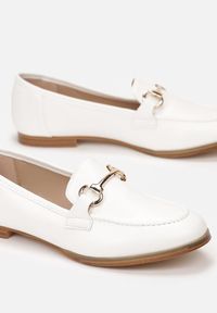 Renee - Białe Mokasyny Sakina. Nosek buta: okrągły. Zapięcie: bez zapięcia. Kolor: biały. Szerokość cholewki: normalna. Obcas: na obcasie. Styl: klasyczny, elegancki. Wysokość obcasa: niski #2