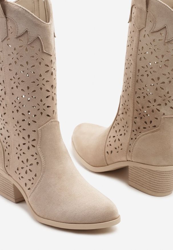 Born2be - Ciemnobeżowe Ażurowe Botki na Obcasie w Stylu Kowbojek Lissemi. Okazja: na co dzień. Kolor: beżowy. Materiał: skóra, jeans. Wzór: ażurowy. Sezon: jesień, wiosna. Obcas: na obcasie. Styl: casual, elegancki. Wysokość obcasa: średni