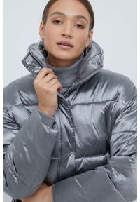 Calvin Klein kurtka damska kolor srebrny zimowa oversize. Kolor: srebrny. Materiał: włókno. Sezon: zima #4