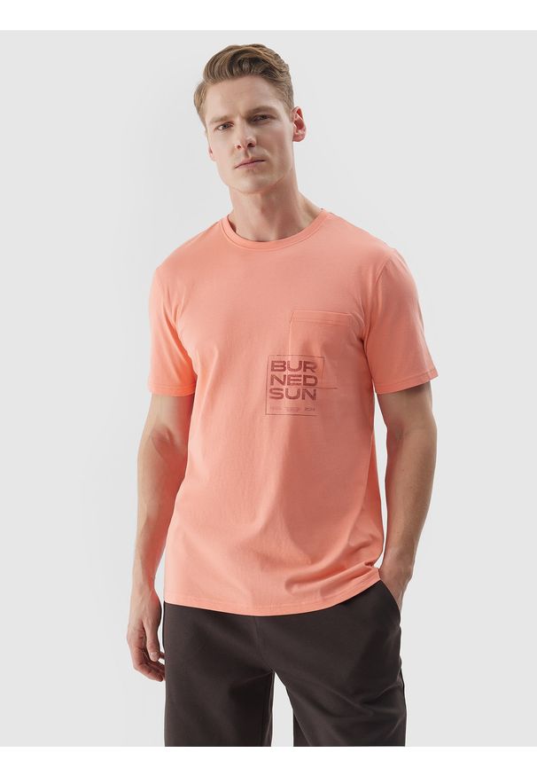 4f - T-shirt regular z bawełny organicznej z nadrukiem męski - pomarańczowy. Okazja: na co dzień. Kolor: pomarańczowy. Materiał: bawełna. Długość rękawa: krótki rękaw. Długość: krótkie. Wzór: nadruk. Styl: sportowy, casual, klasyczny