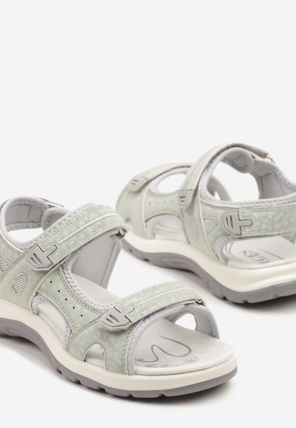 Renee - Jasnozielone Sandały Vices Ozdobione Geometrycznym Motywem Korazia. Zapięcie: rzepy. Kolor: zielony. Wzór: geometria, aplikacja. Sezon: lato. Obcas: na obcasie. Styl: klasyczny. Wysokość obcasa: niski