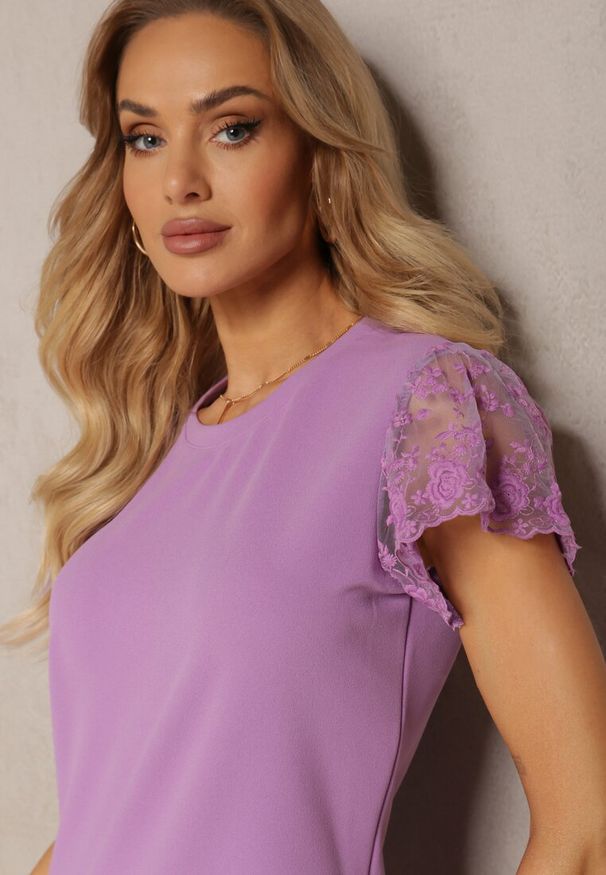 Renee - Fioletowa Casualowa Sukienka Ozdobiona Koronką na Rękawku Haaklanda. Okazja: na co dzień. Kolor: fioletowy. Materiał: koronka. Długość rękawa: krótki rękaw. Wzór: koronka, aplikacja. Typ sukienki: proste. Styl: casual