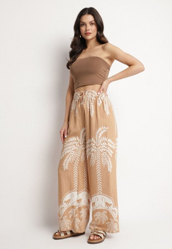 Born2be - Ciemnobeżowe Wiskozowe Szerokie Spodnie z Wysokim Stanem z Palmami Bolritia. Okazja: na spotkanie biznesowe, do pracy, na co dzień. Stan: podwyższony. Kolor: beżowy. Materiał: wiskoza. Styl: elegancki, casual, klasyczny, biznesowy