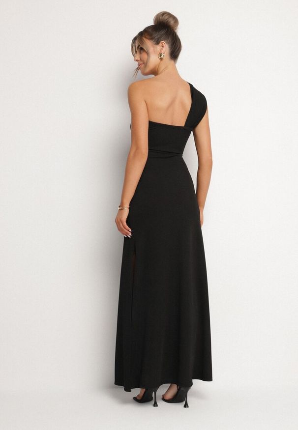 Born2be - Czarna Koktajlowa Taliowana Sukienka na Jedno Ramię z Metaliczną Ozdobą Divalline. Okazja: na imprezę. Kolor: czarny. Wzór: aplikacja. Typ sukienki: asymetryczne. Styl: wizytowy