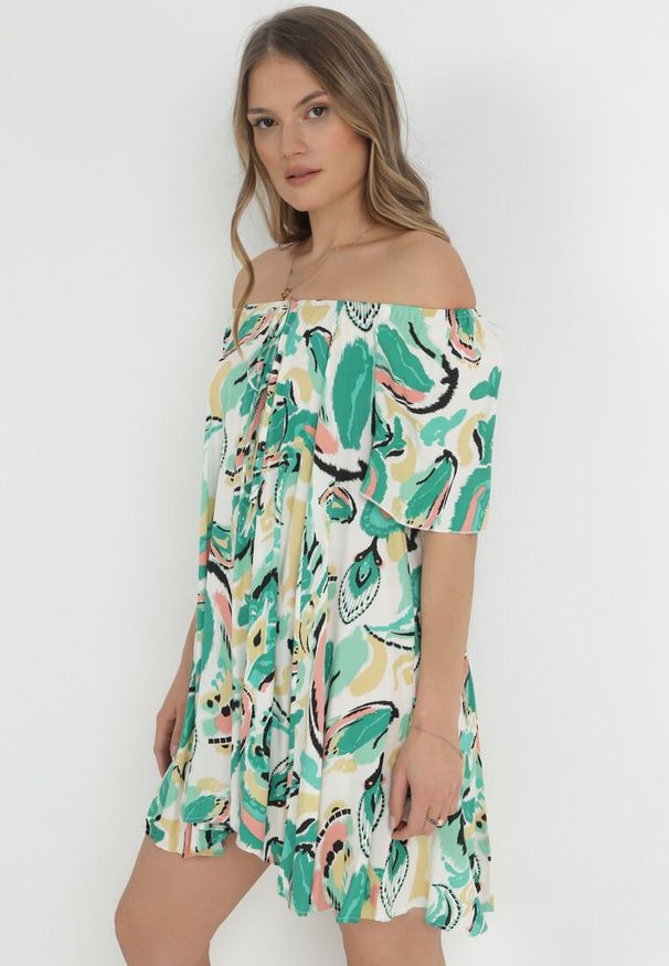 Born2be - Zielona Sukienka z Wiskozy Mini Hiszpanka z Krótkim Rękawem Titandia. Typ kołnierza: dekolt hiszpanka. Kolor: zielony. Materiał: wiskoza. Długość rękawa: krótki rękaw. Długość: mini