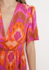 Born2be - Fioletowo-Pomarańczowa Sukienka Rozkloszowana z Trójkątnym Dekoltem w Abstrakcyjny Wzór Valmana. Kolor: fioletowy. Długość rękawa: krótki rękaw. Sezon: wiosna, lato. Styl: elegancki #2