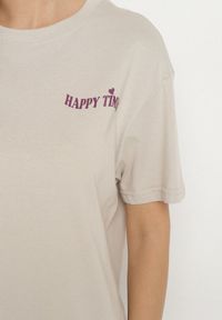 Born2be - Jasnobeżowy Bawełniany T-shirt Oversize Fillaria. Okazja: na co dzień. Kolor: beżowy. Materiał: bawełna. Wzór: aplikacja. Styl: klasyczny, casual #5