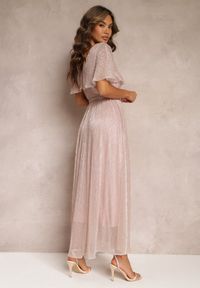 Renee - Różowa Koktajlowa Sukienka Maxi z Ozdobną Falbaną na Górze Cailey. Kolor: różowy. Materiał: materiał, tkanina. Długość rękawa: krótki rękaw. Wzór: gładki. Sezon: lato, wiosna. Styl: wizytowy. Długość: maxi