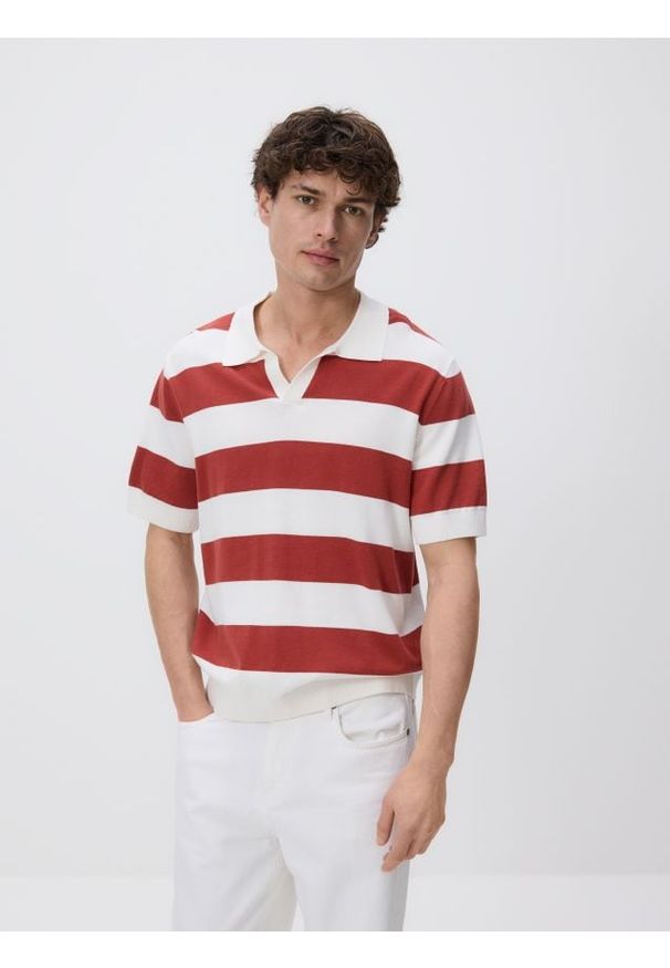 Reserved - Bawełniany sweter polo - czerwony. Typ kołnierza: polo. Kolor: czerwony. Materiał: bawełna