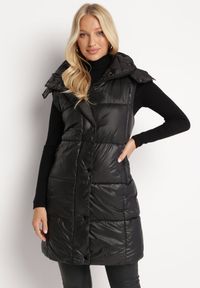 Born2be - Czarna Kamizelka o Długim Pikowanym Fasonie z Odpinanym Kapturem Glonte. Okazja: na co dzień. Kolor: czarny. Materiał: tkanina, materiał. Długość: długie. Styl: casual, klasyczny #2