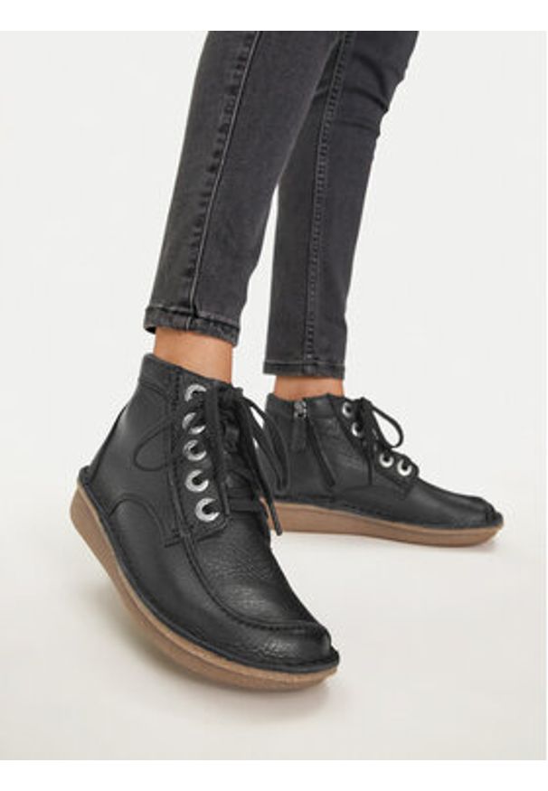 Clarks Trzewiki Funny Cedar 261738844 Czarny. Kolor: czarny. Materiał: skóra