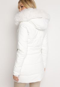 Born2be - Biała Kurtka w Geometryczne Pikowanie z Kapturem i Futerkiem Bellinae. Typ kołnierza: kaptur. Kolor: biały. Materiał: futro. Wzór: geometria #5