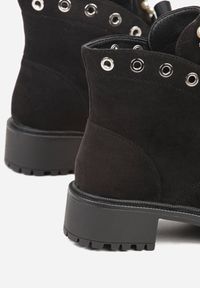 Born2be - Czarne Botki z Imitacji Zamszu z Językiem Ozdobionym Perełkami i Cyrkoniami Jovirra. Okazja: na co dzień. Kolor: czarny. Materiał: zamsz. Wzór: aplikacja. Styl: casual, rockowy, elegancki #2