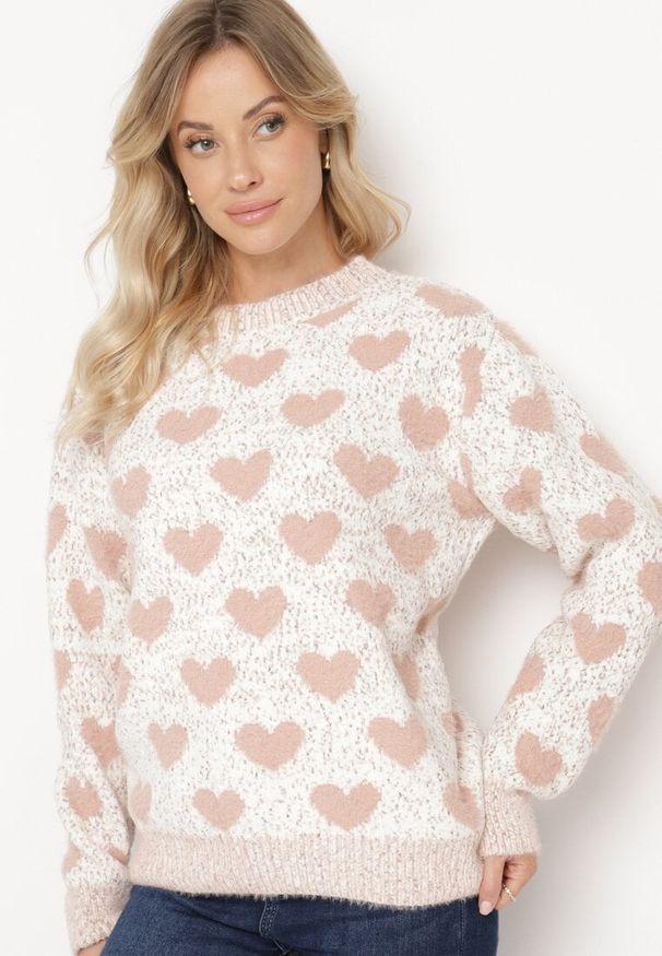 Born2be - Różowo-Beżowy Sweter z Wełną o Prostym Kroju Zdobiony Wzorem w Serca Zenina. Kolor: różowy. Materiał: wełna. Wzór: aplikacja. Sezon: zima