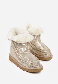 Renee - Złote Metaliczne Śniegowce Wsuwane Zdobione Futerkiem Vetirene. Okazja: na co dzień. Zapięcie: bez zapięcia. Kolor: złoty. Materiał: futro. Wzór: aplikacja. Styl: casual #2