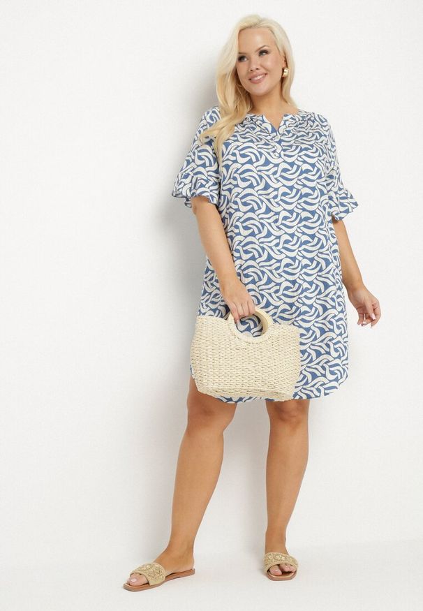 Born2be - Niebieska Sukienka z Wiskozy o Pudełkowym Kroju z Abstrakcyjnym Wzorem Koririanne. Okazja: na co dzień, do pracy. Kolor: niebieski. Materiał: wiskoza. Typ sukienki: proste. Styl: klasyczny, casual, elegancki