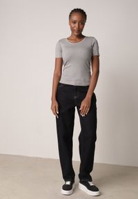 Born2be - Szary Prążkowany T-shirt Ozdobiony po Bokach Marszczeniem Nedisa. Okazja: na co dzień. Kolor: szary. Materiał: prążkowany. Wzór: aplikacja. Styl: casual #6