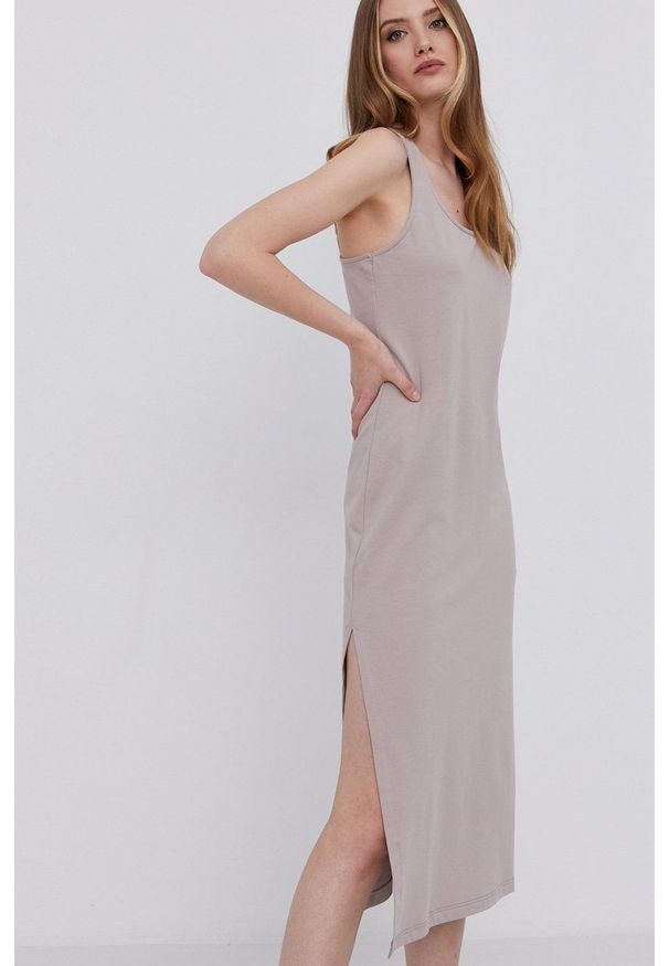 Answear Lab Sukienka ECO kolor beżowy midi prosta. Okazja: na co dzień. Kolor: beżowy. Materiał: materiał, włókno, dresówka, dzianina, syntetyk. Długość rękawa: na ramiączkach. Wzór: gładki. Typ sukienki: proste. Styl: wakacyjny. Długość: midi