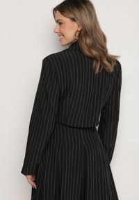 Born2be - Czarna Marynarka Dwurzędowa o Krótkim Kroju w Delikatne Paski Redarisa. Okazja: na co dzień. Kolor: czarny. Materiał: jeans. Długość: krótkie. Wzór: paski. Styl: elegancki, casual #5