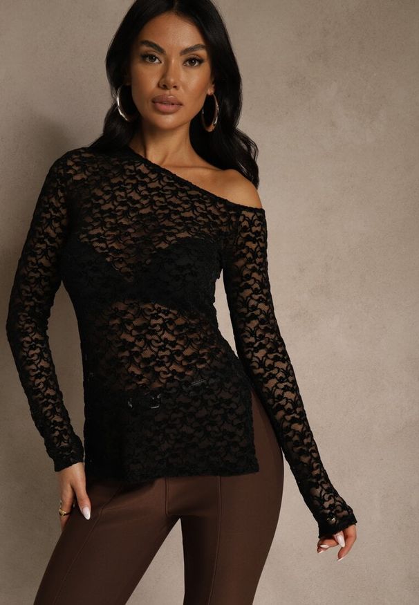 Renee - Czarna Bluzka Longsleeve z Koronki z Asymetrycznym Dekoltem Liwedisa. Okazja: na randkę, na imprezę. Kolor: czarny. Materiał: koronka. Długość rękawa: długi rękaw. Długość: długie. Wzór: koronka
