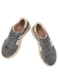 Sneakersy damskie Filippo, wykonane ze skóry naturalnej i skóry zamszowej sznurowane na wysokiej platformie, szare, DP7175/26 GR. Okazja: na co dzień. Kolor: szary. Materiał: skóra, zamsz. Szerokość cholewki: normalna. Obcas: na platformie. Styl: casual, klasyczny, elegancki #2