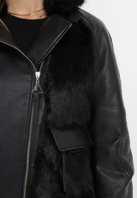 Born2be - Czarna Kurtka z Imitacji Skóry Ozdobiona Futerkiem Coumballe. Kolor: czarny. Materiał: skóra, futro. Wzór: aplikacja #4