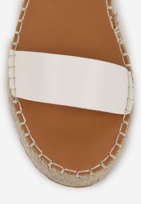 Renee - Białe Sandały VICES na Plecionej Grubej Podeszwie z Paskiem Wokół Kostki Casilla. Okazja: na spacer, na imprezę. Zapięcie: pasek. Kolor: biały. Materiał: koronka. Wzór: haft. Sezon: lato. Styl: elegancki #8