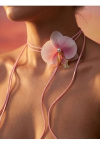 Sinsay - Wiązany materiałowy naszyjnik z kwiatem - wielobarwny. Wzór: kwiaty #1