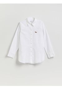Reserved - Koszula z minimalistycznym haftem - biały. Kolor: biały. Materiał: bawełna. Wzór: haft #1