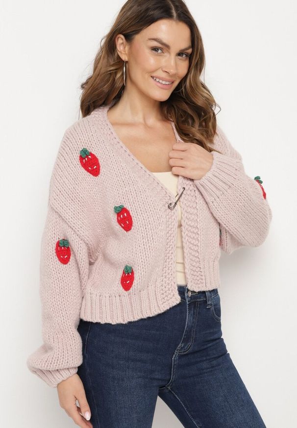 Born2be - Różowy Niezapinany Kardigan o Krótkim Kroju z Aplikacjami w Kształcie Truskawek Lorinelle. Okazja: na co dzień. Kolor: różowy. Materiał: jeans. Długość rękawa: długi rękaw. Długość: krótkie. Wzór: aplikacja. Sezon: lato. Styl: casual