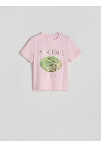 Reserved - Bawełniany t-shirt z nadrukiem - pastelowy róż. Kolor: różowy. Materiał: bawełna. Wzór: nadruk